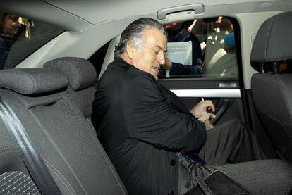 Luis Bárcenas sale del Tribunal Superior de Madrid tras declarar como imputado por el <i>caso Gürtel.</i>
