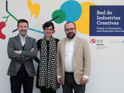 El director de IED Madrid, Riccardo Marzullo (izquierda), la subdirectora de Fundaci&oacute;n Santillana, Giselle Etcheverry, y el director del programa de la Red de Industrias Creativas, Juan Pastor.