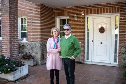 María junto a su esposo, Eladio Freijo, en la puerta de entrada a su domicilio, donde Felipe Turover ocupa sin pagar una habitación.