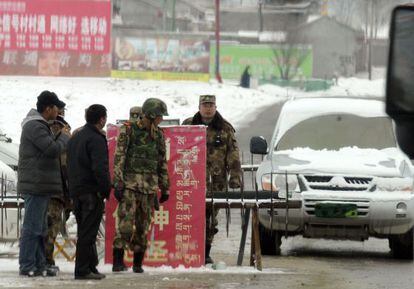 Polic&iacute;as antidisturbios chinos establecen esta semana puestos de control en el poblado de Aba, en la provincia de Sichuan. En este pueblo un monje tibetano se prendi&oacute; fuego el mes pasado, desecandenando una serie de inmolaciones.