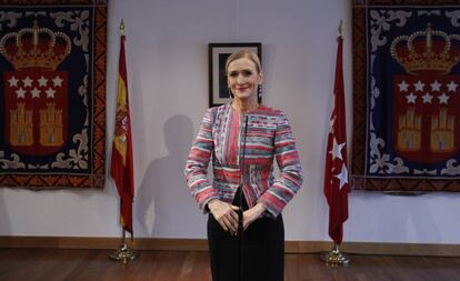 Cristina Cifuentes durante la rueda de presa tras su comparecencia en la Asamblea de Madrid.