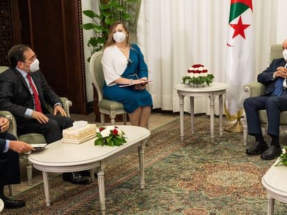 El ministro de Asuntos Exteriores, José Manuel Albares, con el presidente de Argelia, Abadelmayid Tebún, en septiembre de 2021.