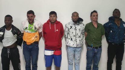 Autoridades ecuatorianas presentan en una rueda de prensa a los seis capturados por el asesinato del candidato presidencial Fernando Villavicencio.