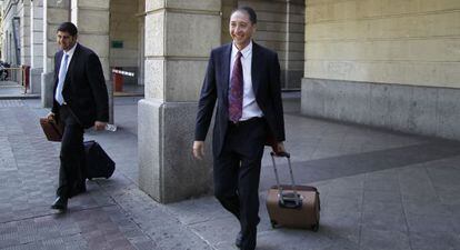 Francisco José Barrionuevo, presidente de Novasoft, saliendo de los juzgados tras declarar por el caso Invercaria.
