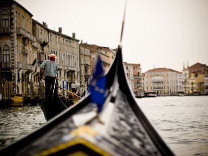 La proa de una g&oacute;ndola por el Gran Canal de Venecia.