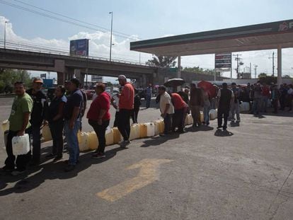 Conductores esperan para comprar gasolina, este jueves en la ciudad de Morelia.