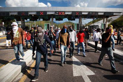 Estudiantes de Ayotzinapa se manifiestan en una carretera