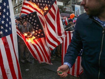 Iraníes queman banderas de Estados Unidos en Teherán, Irán.