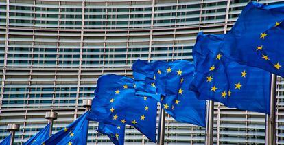 Banderas de la UE en la sede de la Comisi&oacute;n Europea, en Bruselas.