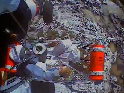 Fotograma del momento en que una de las personas es rescatada el martes pasado. En el video, el rescate completo.