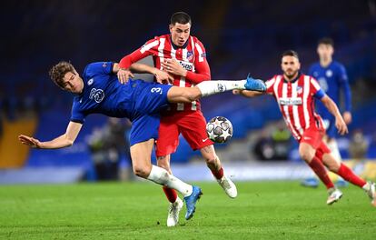 Marcos Alonso y José María Giménez pelean por el balón el miércoles en Stamford Bridge.