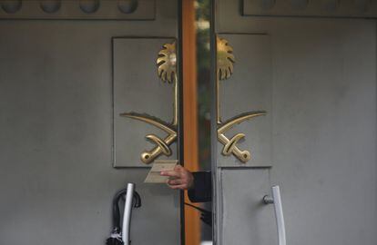 En la foto, un guardia de seguridad pasa un documento a su colega en el consulado de Arabia Saudita en Estambul (Turquía), el 15 de octubre de 2018. Dos semanas antes, el periodista Jamal Khashoggi fue asesinado dentro de la misión diplomática, a la que había entrado para hacer un trámite, y de la que nunca salió. El periodista, de 59 años, había caído en desgracia en el Arabia Saudita tras criticar al régimen de Riad. El presidente turco, Recep Tayyip Erdogan, aseguró que se trató de un crimen planificado, contradiciendo así la versión saudí que sostuvo que se trató de un error y que ocurrió durante una pelea.
