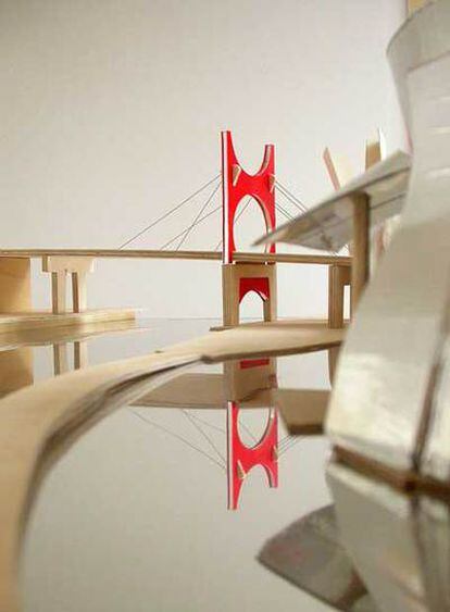 El proyecto ganador, del artista francés Daniel Buren, que servirá para conmemorar el décimo aniversario del Museo Guggenheim de Bilbao, propone cubrir el arco del histórico puente de La Salve con una estructura de color rojo.