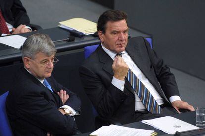 Gerhard Schröder (derecha) y su ministro de Asuntos Exteriores, el ecologista Joschka Fischer (izquierda), asisten al polémico debate de aprobación del envío de tropas alemanas a Afganistán, en 2001.