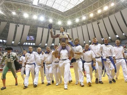 Roca Rey, a hombros, tras cortar tres orejas en San Sebastián.