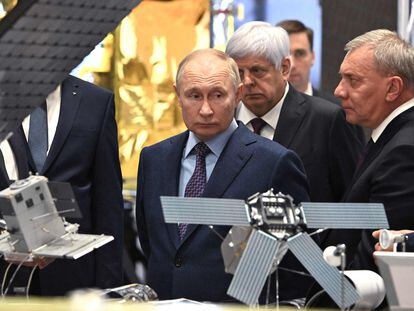 El presidente ruso, Vladímir Putin, este jueves en una empresa rusa de satélites.