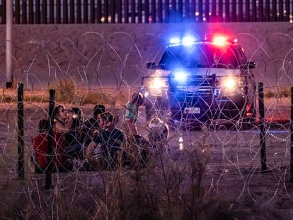Agentes de la patrulla fronteriza de EE UU vigilan a una familia de migrantes que cruzó el río Bravo hacia El Paso, el 11 de mayo de 2023.