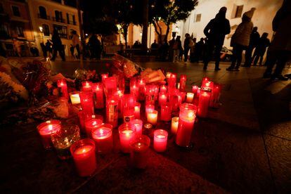 Velas en recuerdo del sacristán asesinado en el presunto ataque yihadista de Algeciras, en enero de 2023.