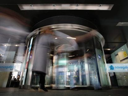 Puerta de entrada de la sede central de Novagalicia Banco en A Coru&ntilde;a