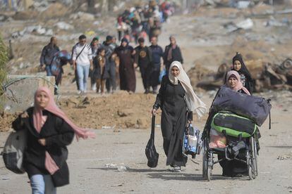 Palestinos, que huyen del norte de Gaza, caminan por la carretera Salah al Din en la zona de Zeitoun, en el tercer día de la tregua de Israel.