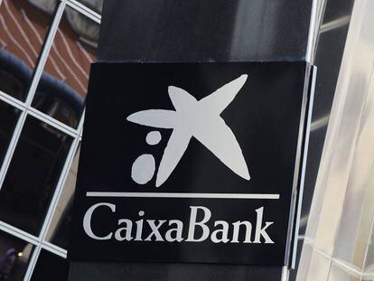El logo de Caixabank tras la sustitución por el de Bankia en las inmediaciones de las torres Kio, en Madrid (España), a 27 de marzo de 2021.