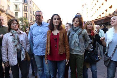 La Directora General de la Mujer en Comunidad de Madrid, Laura Galarreta, con bufanda gris, y la vicesecretaria de Estudios y Programas de los populares, Andrea Levy, con chaqueta marrón, durante la manifestación.