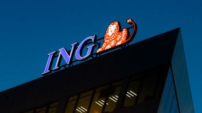 El logotipo del banco ING, en lo alto de un edificio.