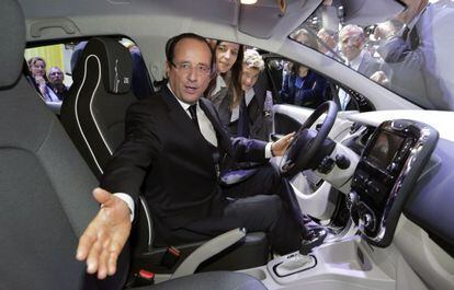 Hollande durante su visita al Salón de Paris.