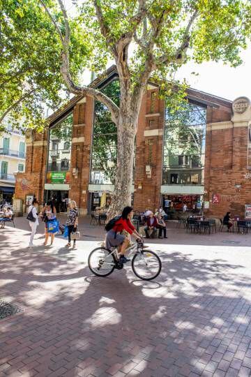 La fachada del mercado modernista de El Clot (Barcelona).