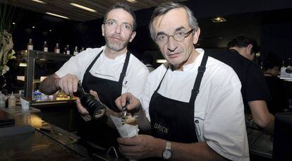 Los chefs Sébastien Bras (izquierda) y su padre Michel en 2014