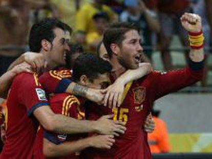 Jugadores espa&ntilde;oles celebran tras vencer a Italia por penaltis durante la semifinal de la Copa Confederaciones.
