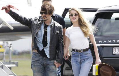 Johnny Depp, con la mano vendada, y Amber Heard, a su llegada a Australia en abril de 215.