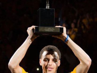 Stephen Curry con el trofeo MVP de la NBA.