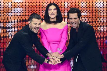 La cantante italiana Laura Pausini, el locutor italiano Alessandro Cattelan y el cantante británico Mika, presentadores de la primera semifinal de la edición de 2022 del Festival de Eurovisión, en Turín. 