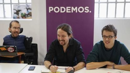 El secretario general de Podemos, Pablo Iglesias (c), el n&uacute;mero dos, &Iacute;&ntilde;igo Errej&oacute;n (d), y el secretario de Organizaci&oacute;n, Pablo Echenique.