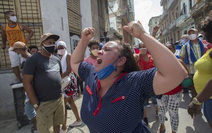 Una mujer grita consignas a favor del Gobierno cubano frente a los manifestantes en La Habana. Díaz-Canel pronunció la famosa frase que era un mantra de Fidel Castro: “La calle es de los revolucionarios”. Es decir, a la calle los fieles a combatir las protestas.