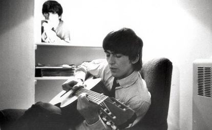 George Harrison, en 1964 en los estudios Twickenham de Londres durante la grabación de 'Qué noche la de aquel día'.