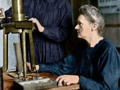 La cient&iacute;fica Marie Curie, sentada, junto a su hija Irene en un retrato de 1925. 