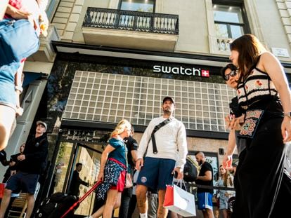 Clientes que esperan en la puerta de la 'boutique' de Swatch en el Paseo de Gracia barcelonés.
