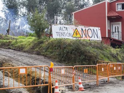 Obras para construir la línea de alta de tensión, cerca de Santiago