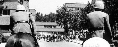 Dos policías vigilan una manifestación de estudiantes en la Universidad de Madrid en mayo de 1968