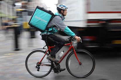 Un 'rider' de Deliveroo por las calles de Londres