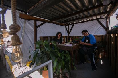 Fernando Vera y Tania Navarrete en la parte superior de la Librería Navegui, en el mercado del Carmen de Nezahualcóyotl.
