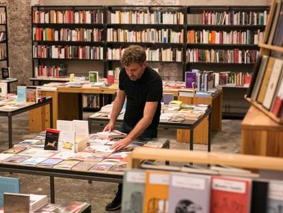 Interior de la librería Calders, en el barrio de Sant Antoni de Barcelona. 