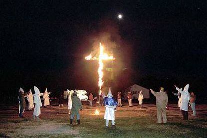 Acto del Ku Klux Klan en Center Point (Indiana) en apoyo a un convecino enfrentado a las autoridades locales.