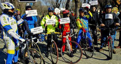 Miles de personas participaron ayer en una marcha en bicicleta por el municipio de Pinto para mostrar su apoyo a Alberto Contador.