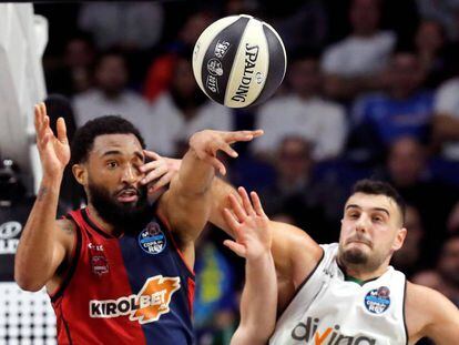 Hillard pelea una pelota con el jugador del Joventut Albert Ventura.