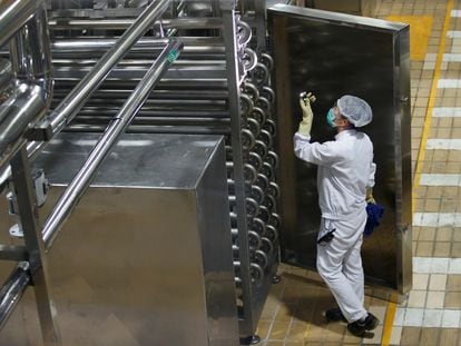 Un trabajador en la planta de Mengniu en Pekín, el año pasado.