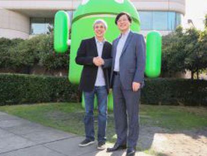 Larry Page, consejero delegado de Google, junto con el presidente ejecutivo de Lenovo, Yang Yuanqing