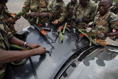 Soldados de Ouattara preparan sus nuevas armas, proporcionadas en una cuartel de las fuerzas republicanas del barrio de Youpougon, Abiyán.